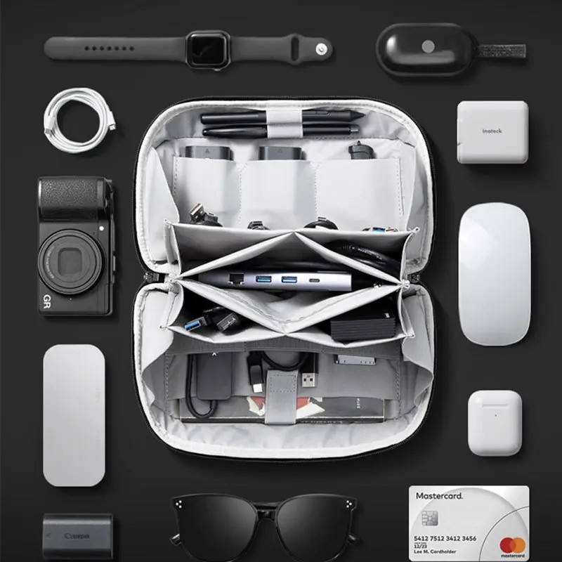 Travel Bags - 多機能デジタルアクセサリーバッグ。防水加工を施したナイロン製で、旅行用のケーブル整理やモバイルバッテリーの収納に最適。持ち運びにも便利。